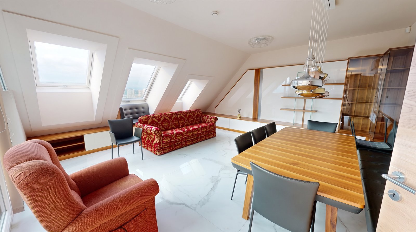 Wohnbereich mit Esstisch und Ledersesseln – Penthouse 1220 Wien Wohnbereich mit Esstisch und Ledersesseln – Penthouse 1220 Wien