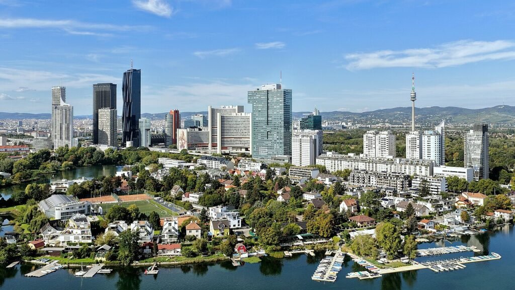 Donau City und Alte Donau in Wien-Donaustadt mit DC Tower und Donauturm